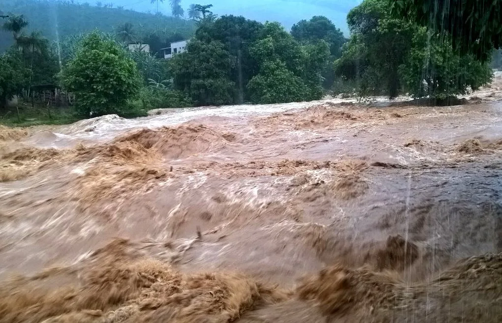 Família soterrada, deslizamento de pedras e casal ferido após forte chuva no sul do ES