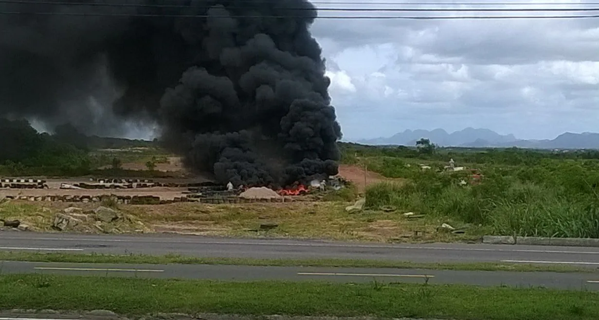 Queima de pneus provoca incêndio no Barródromo de Jacaraípe, na Serra