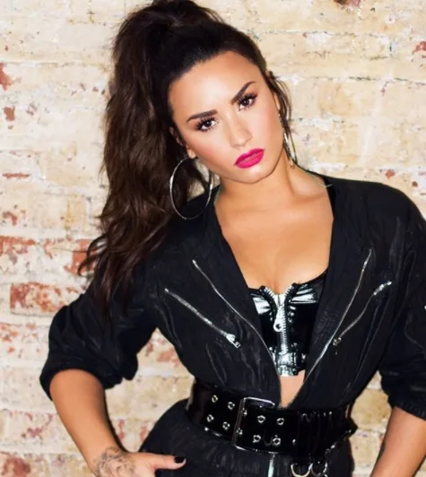 Demi Lovato faz pegadinha com segurança e é acusada de assédio