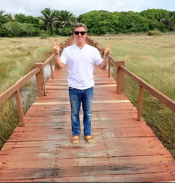 Um mês após acidente aéreo, Luciano Huck ainda usa cinta cirúrgica