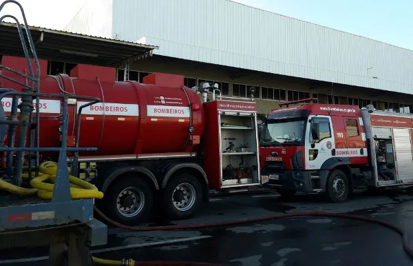 "Ainda há muitos focos", diz capitã do Corpo de Bombeiros sobre incêndio em galpões de Vila Velha