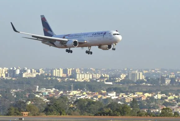 Pesquisa mostra que pandemia deixou passagens aéreas até 60% mais baratas