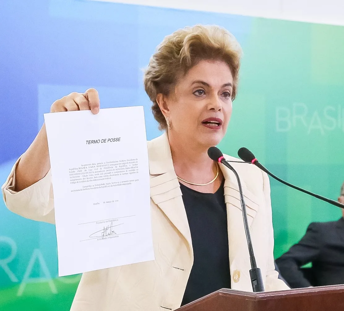 Dilma deveria renunciar, avalia jornal britânico