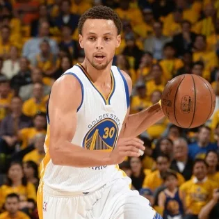 Curry volta a brilhar, Warriors arrasa Knicks e amplia invencibilidade em casa