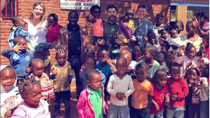 Giovanna Ewbank e Bruno Gagliasso visitam escola que apoiam no Malawi