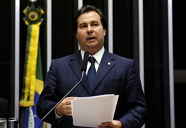 No segundo dia como presidente em exercício, Maia segue despachando no Planalto