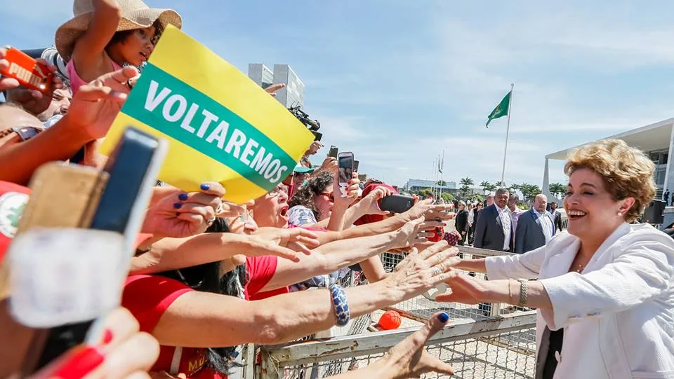 Em vídeo, Dilma pede mobilização e diz que jamais desistirá de lutar