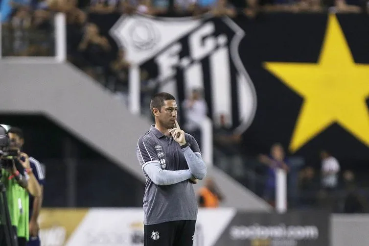 Técnico do time feminino do Santos vive 'prévia' da pandemia e supera câncer