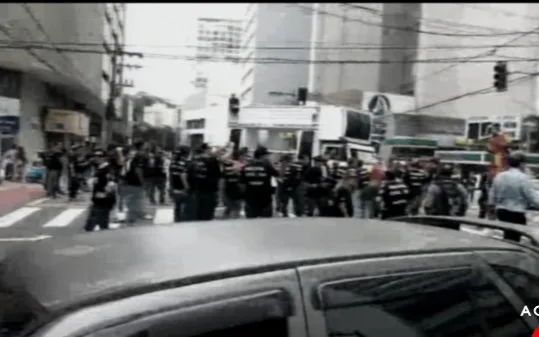 Agentes da Polícia Civil interditam avenida no Centro de Vitória