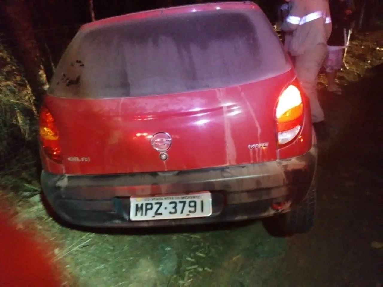 Carro colide de frente com caminhão no trevo de Venda Nova do Imigrante