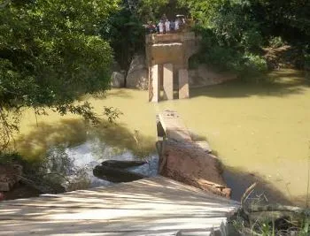 Ponte cai após passagem de caminhão em Santa Leopoldina