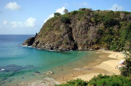 Esgoto vaza e fecha praia em Fernando de Noronha