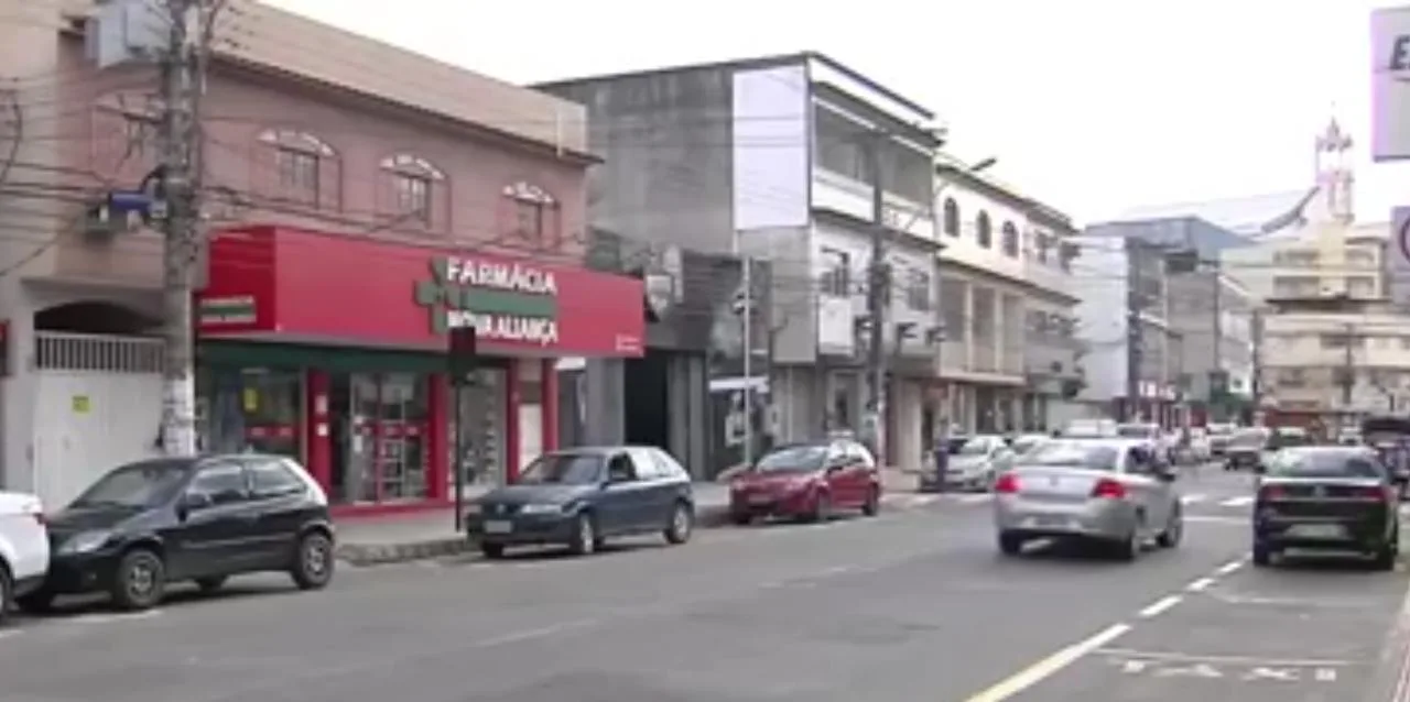 Tabacaria é invadida em Cariacica e policiais flagram criminoso fugindo do local