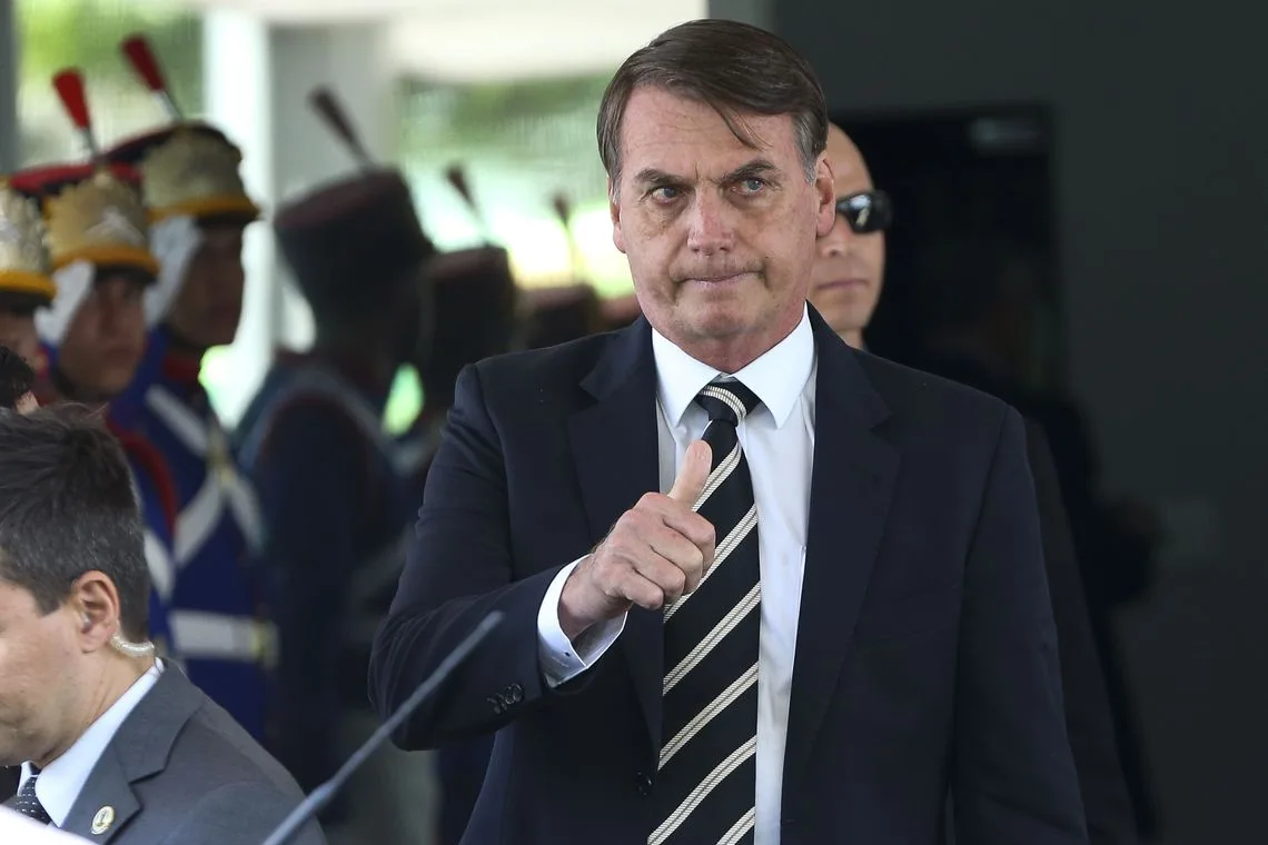 O Presidente Jair Bolsonaro deixa o Ministério da Defesa após almoço com ministros.