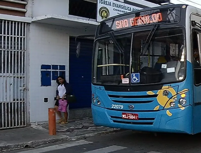 De malas prontas, idosa é assaltada em ponto de ônibus antes de viajar em Cariacica