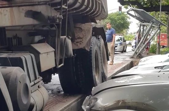 Motorista passa mal ao volante e caminhão desgovernado causa acidente em Vitória