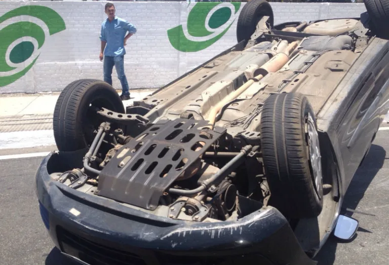 Duas pessoas ficam feridas após carro capotar na Praia de Camburi, em Vitória