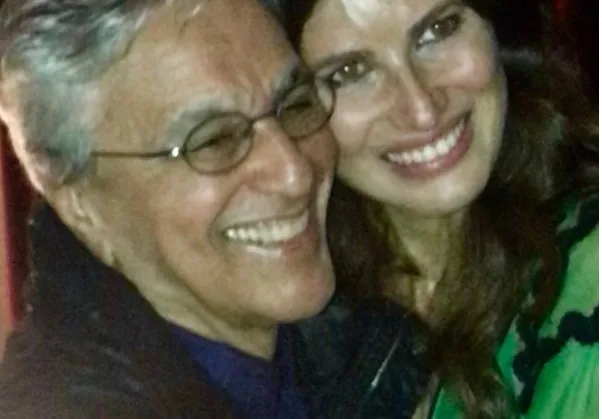 Madonna se ajoelha e pede abraço a Caetano Veloso em festa no Rio