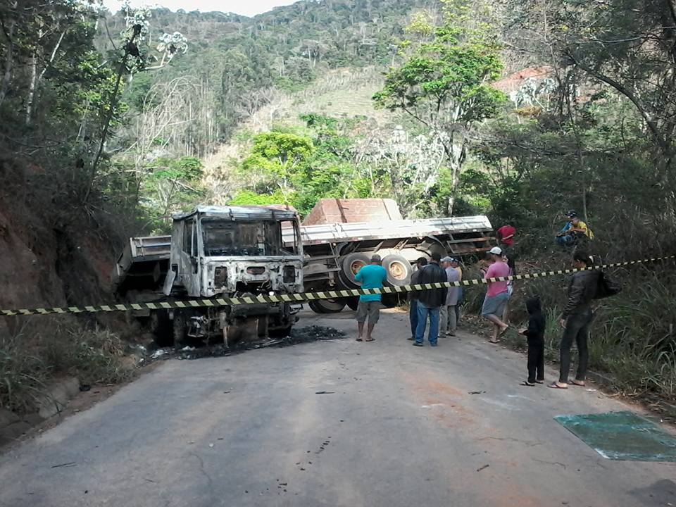 Carreta com granito pega fogo e rodovia é interditada em Conceição do Castelo