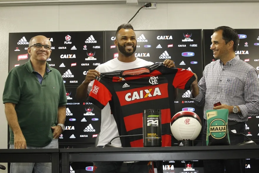 Flamengo confirma o acerto por empréstimo com Fernandinho, ex-Grêmio