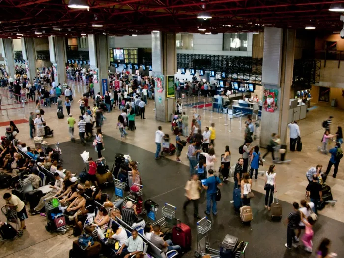 Homem é preso em aeroporto com cocaína escondida em calça legging