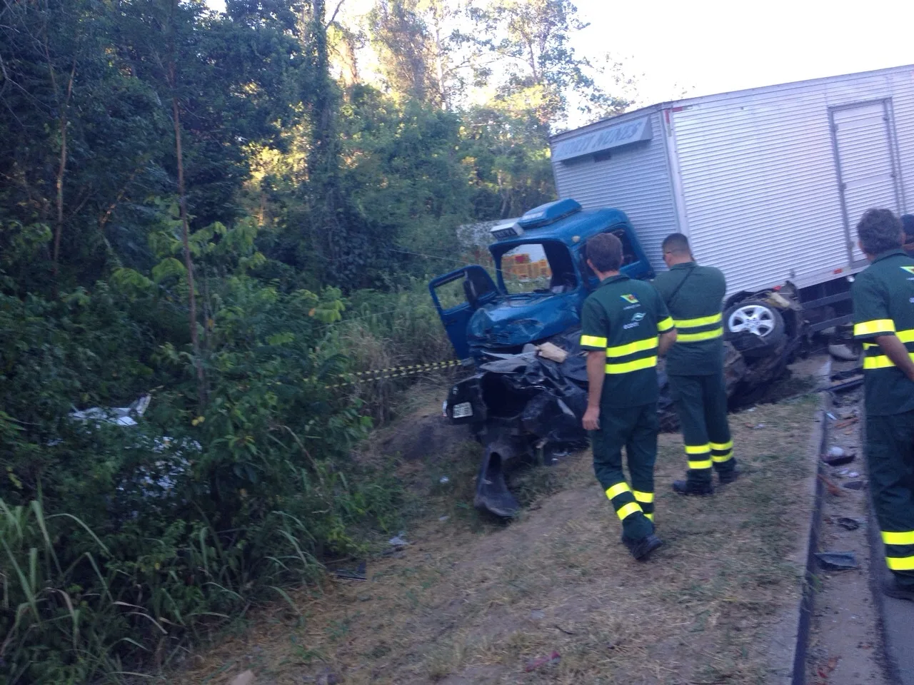 Dois mortos e sete feridos em grave acidente com carros, ônibus e caminhão em Sooretama