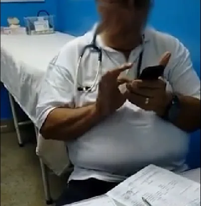 Pediatra usando celular durante consulta revolta mãe de criança em hospital de Linhares