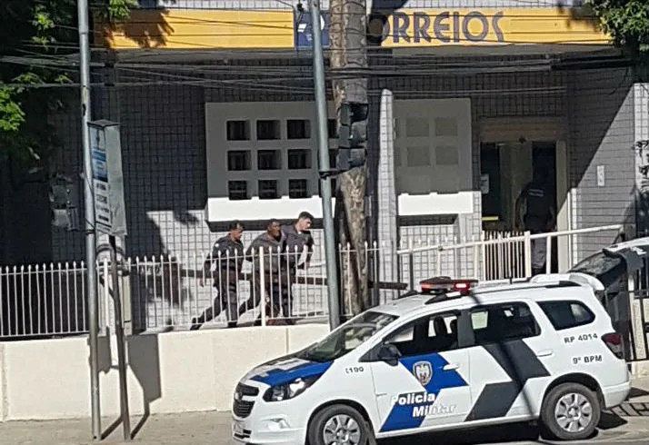 Bandido é baleado durante tiroteio após assalto a agência dos Correios em Castelo