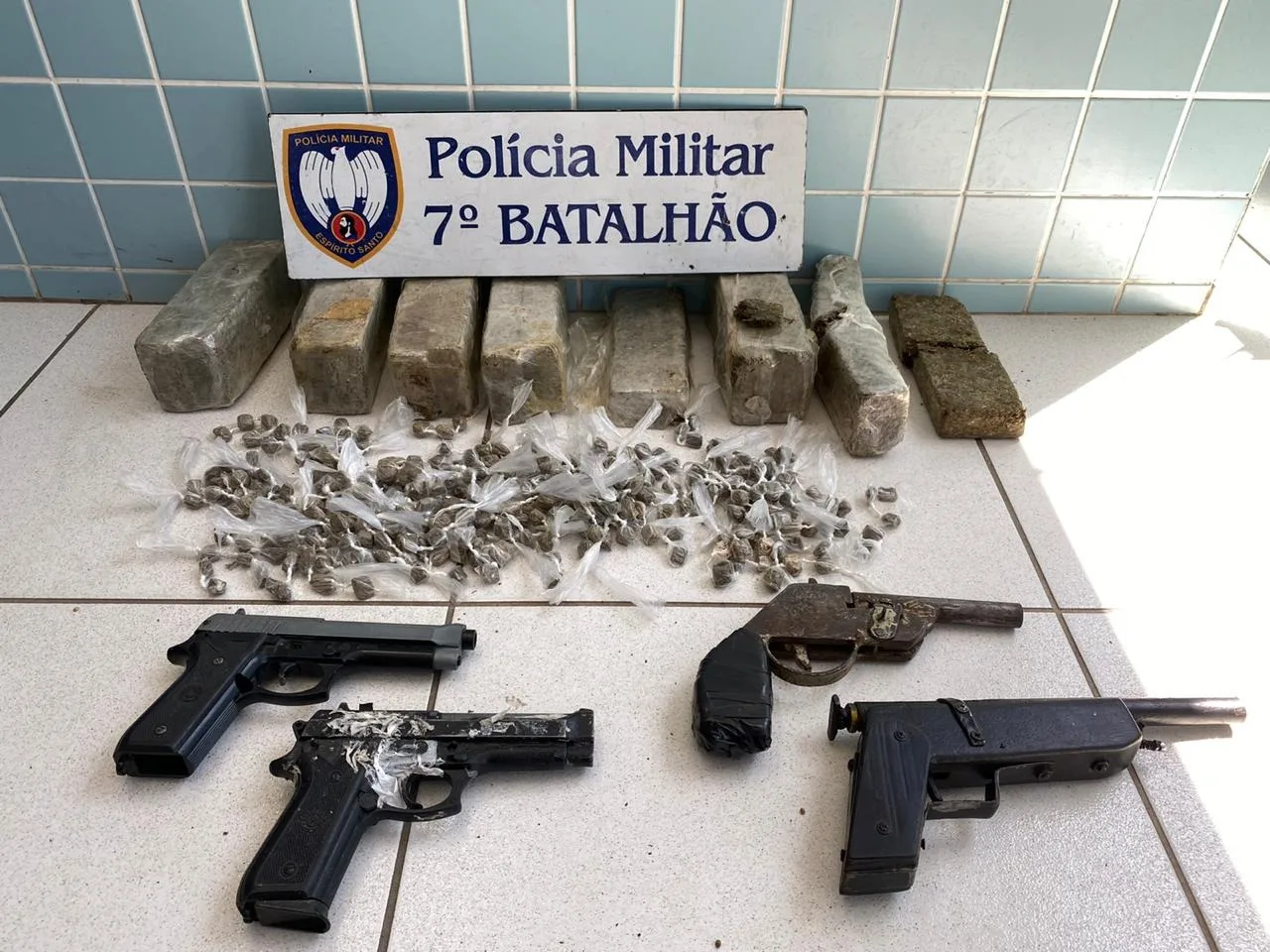 PM apreende armas e drogas durante patrulhamento em bairro de Cariacica