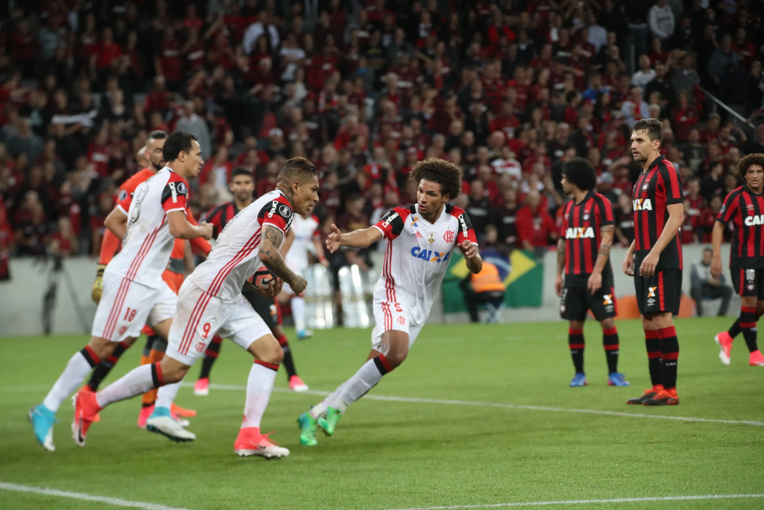 Atlético-PR devolve 2 a 1 no Flamengo e assume ponta do grupo na Libertadores