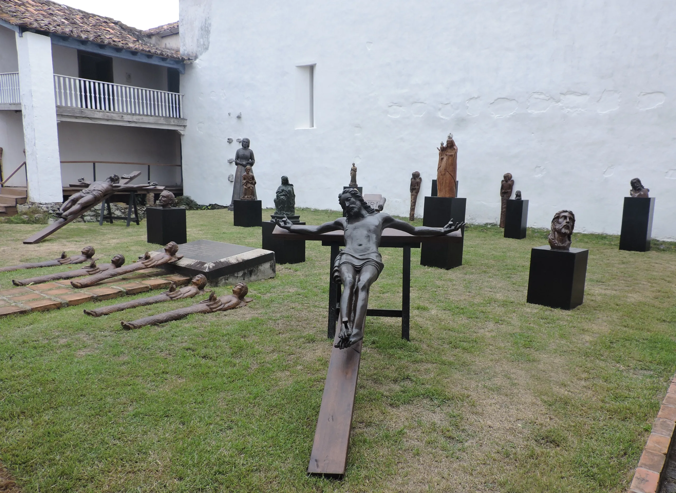 Exposição de artista capixaba em Anchieta recria arte sacra com materiais recicláveis