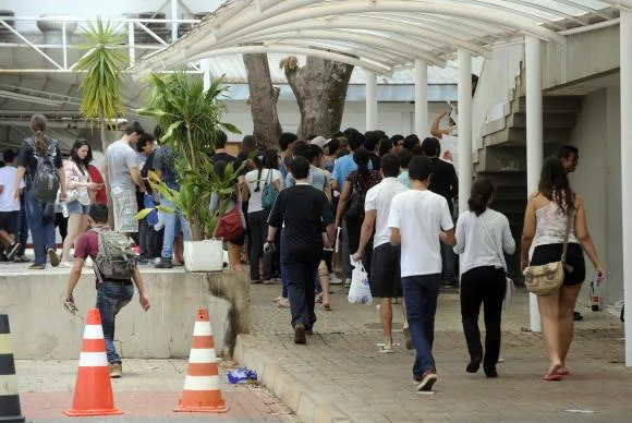 Simulados na internet e videoaulas ajudam estudantes que farão o Enem