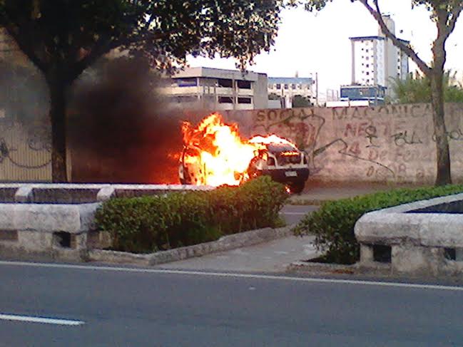 Carro pega fogo e motorista abandona veículo em avenida de Vitória