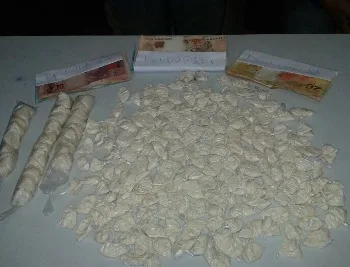 Adolescentes apreendidos com quase R$ 5 mil e mais de 200 papelotes de cocaína em Vitória