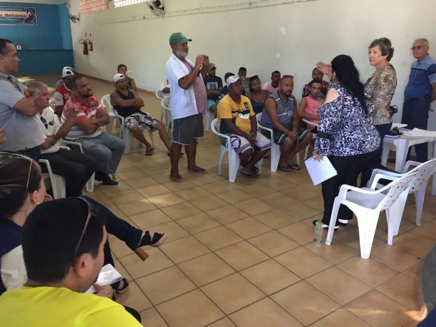 Pescadores não podem mais vender peixes na orla do canal, em Guarapari