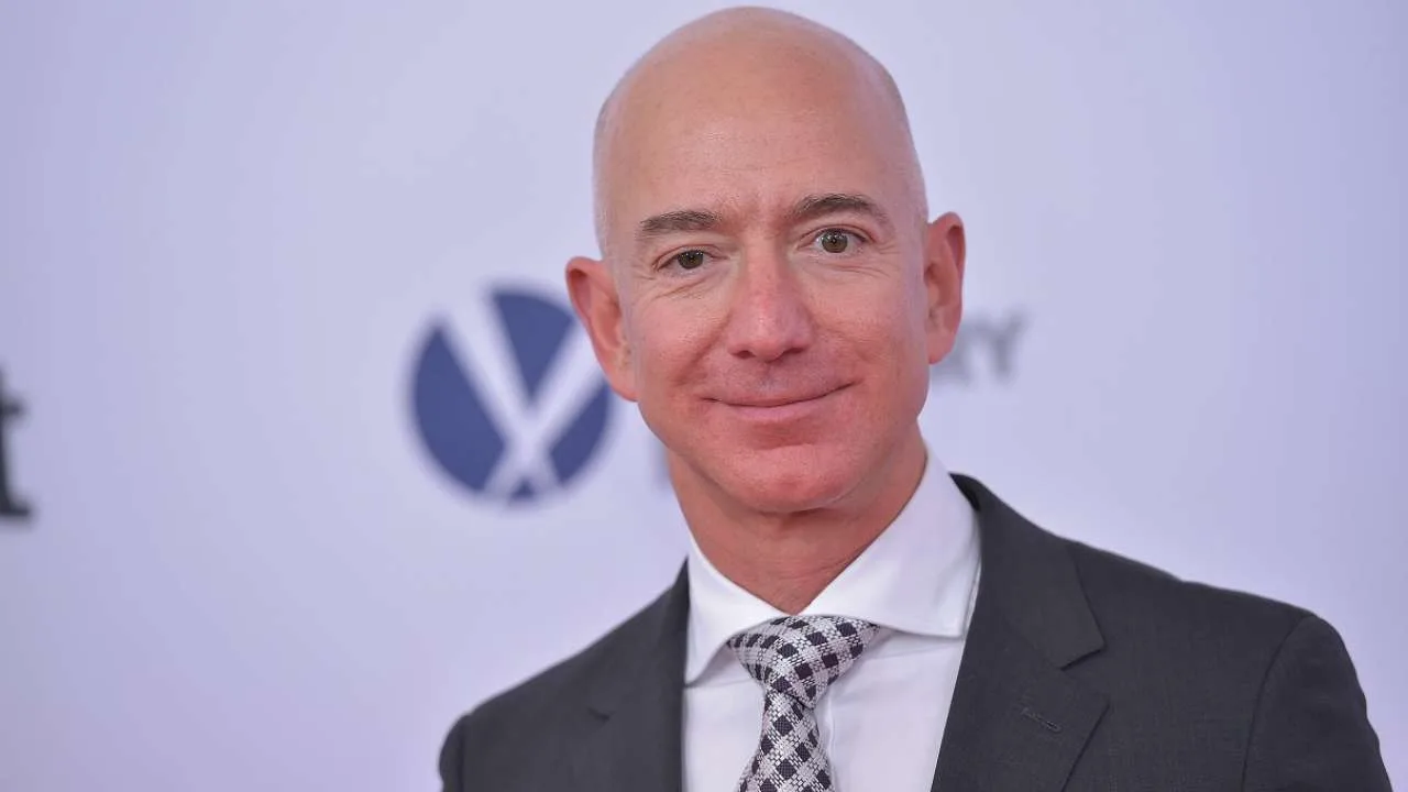 Jeff Bezos segue no posto de homem mais rico do mundo, segundo a Forbes