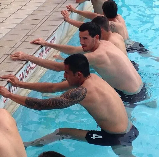 Australianos fazem trabalho na piscina antes do 1º treino no ES e postam nas redes sociais