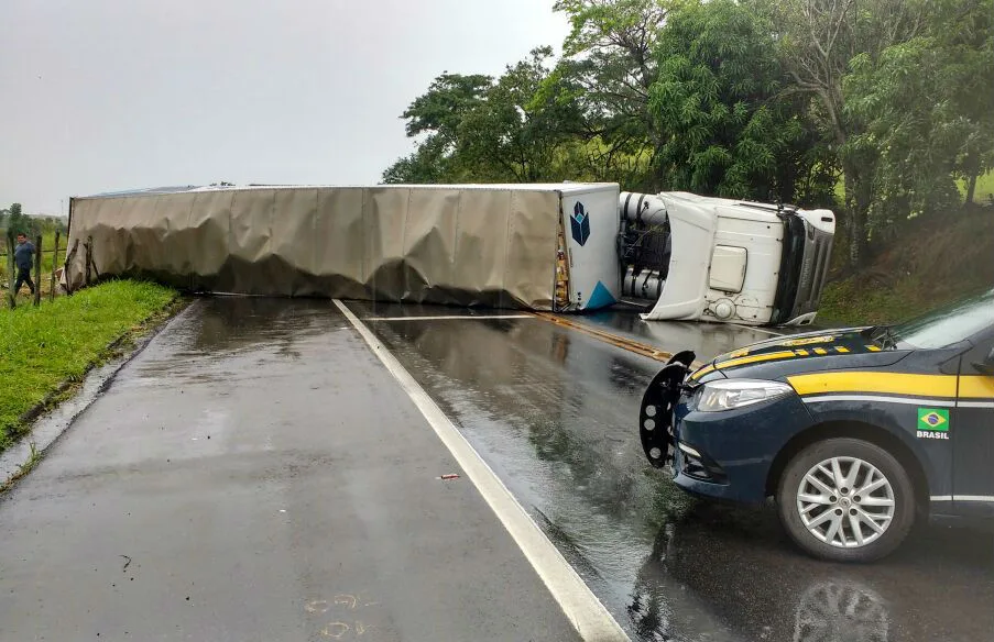 Carreta tomba e interdita totalmente a BR 101 em Guarapari