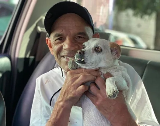 VÍDEO | Morador de rua preso injustamente reencontra cachorrinha e emociona internautas