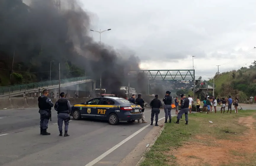 Manifestantes interditam Rodovia do Contorno em Cariacica