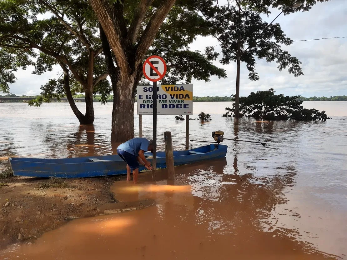 Rio Doce ultrapassa cota de inundação e moradores deixam as casas