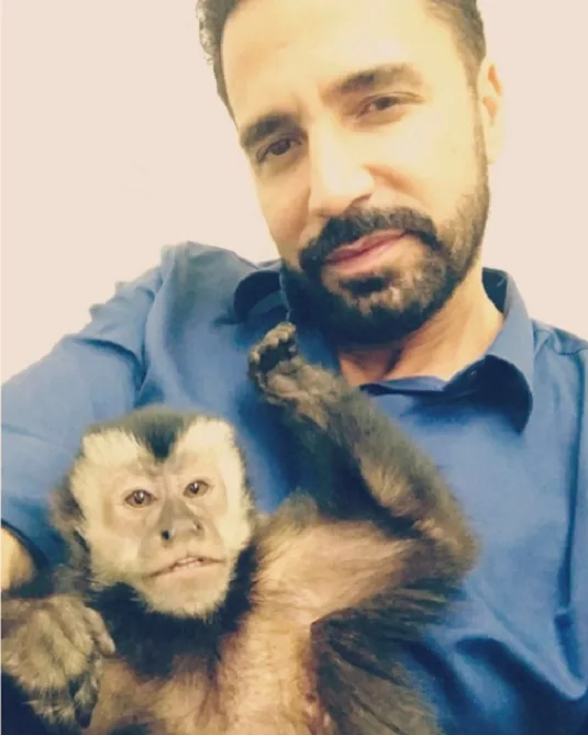 Latino narra reencontro com macaco de estimação