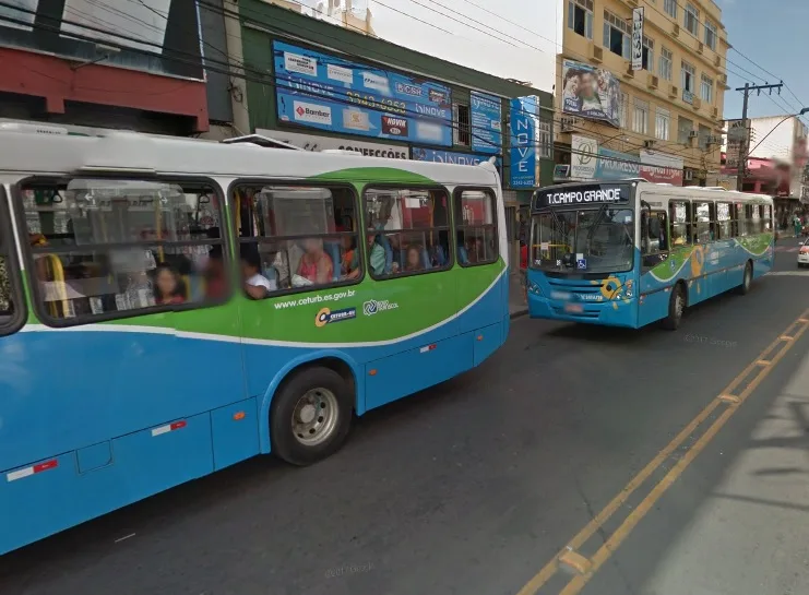 Recém-nascida tem cabeça presa em porta de ônibus em Cariacica