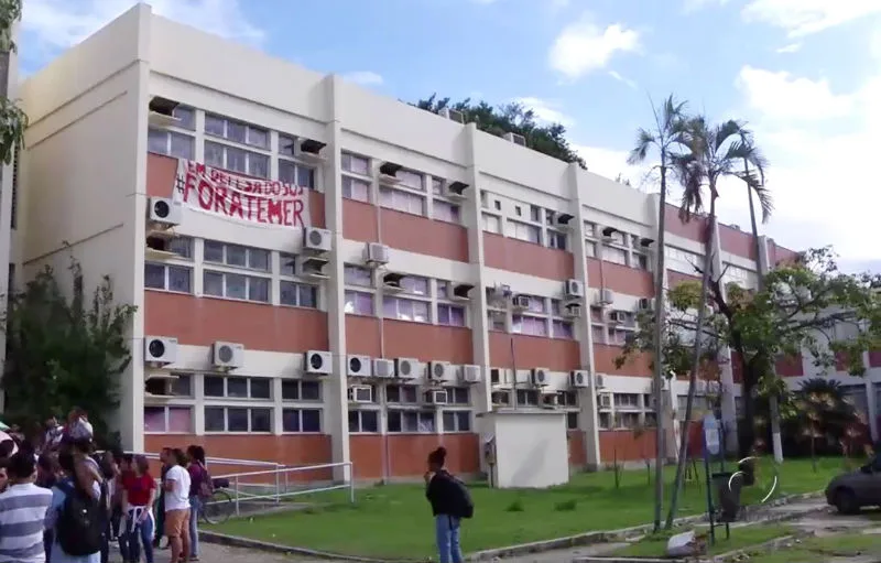 Manifestantes contra 'PEC do teto' desocupam Reitoria e prédio da Ufes em Maruípe