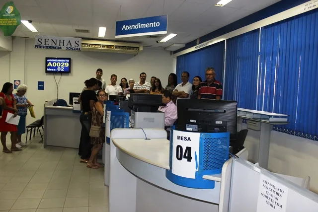 Sem ar-condicionado, servidores protestam e suspendem atendimento no INSS em Cariacica