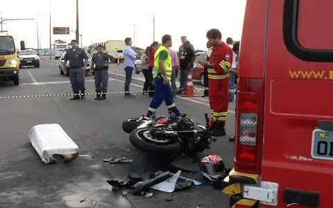 Empresário avança sinal, bate moto esportiva em ônibus e morre na Rodovia do Sol