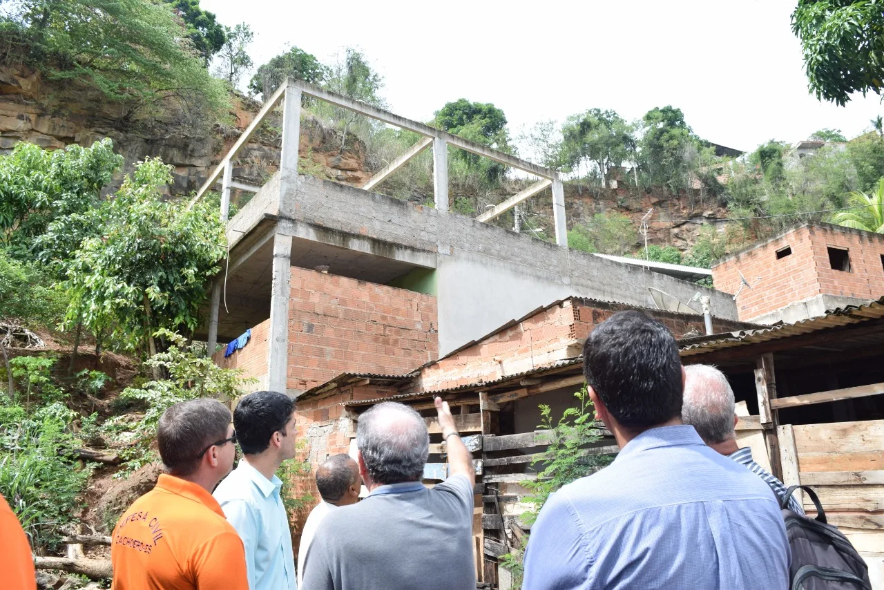 Autoridades analisam soluções para área de risco no Zumbi