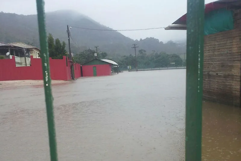 Chuva provoca alagamentos e quedas de árvores e muro em Domingos Martins