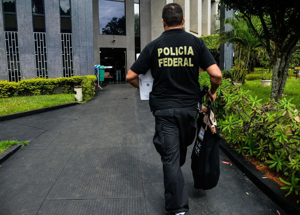 Brasília – A Polícia Federal (PF) deflagrou na manhã de hoje (25) a 6ª fase da Operação Zelotes. Os policiais estão nas ruas para cumprir 20 mandados de condução coercitiva, quando a pessoa é levada à delegacia para prestar depoimento e, em seguida, é liberada; e 18 de busca e apreensão, além de duas oitivas […]