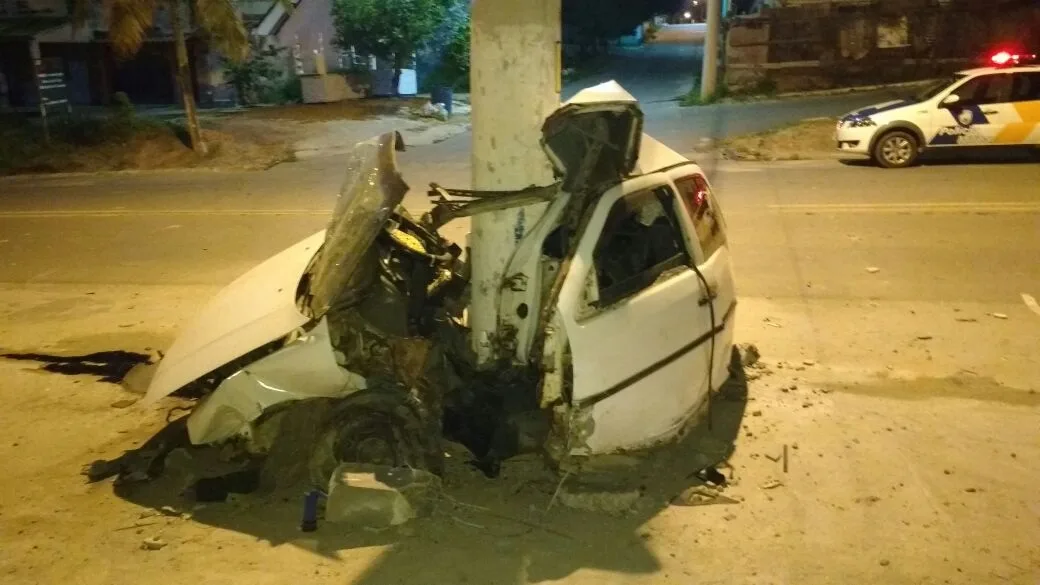 Carro se parte ao meio e bombeiro sobrevive a grave acidente em Marataízes